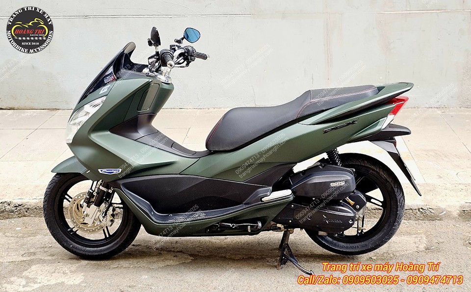 Nhìn ngang thân xe, dàn áo xanh lục X254 giúp PCX 2015 trở nên liền lạc và cứng cáp