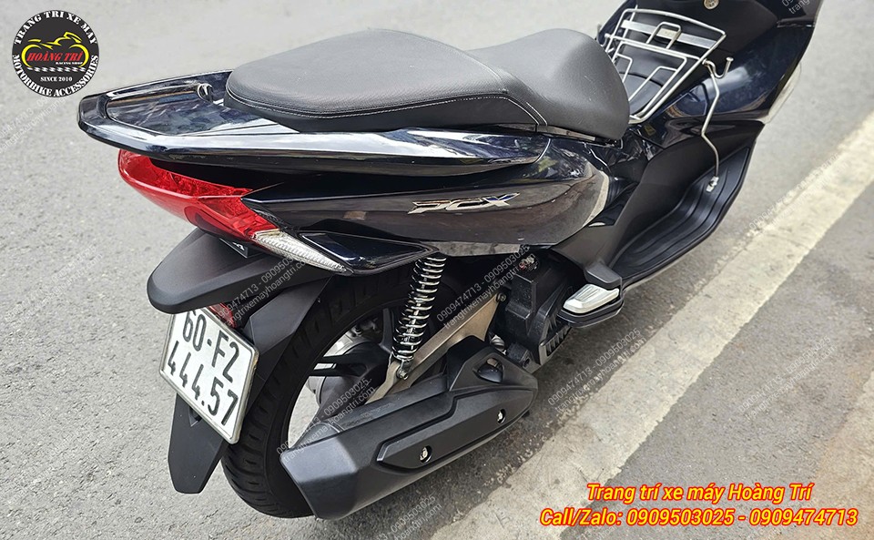 Góc nhìn phía sau cho thấy dàn áo xanh đen X255 mang lại diện mạo mới cho PCX 2015