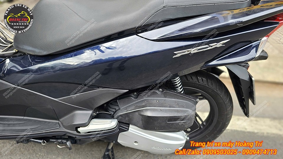 Cận cảnh bên hông PCX 2015 với lớp áo xanh đen X255 bóng đẹp và liền lạc