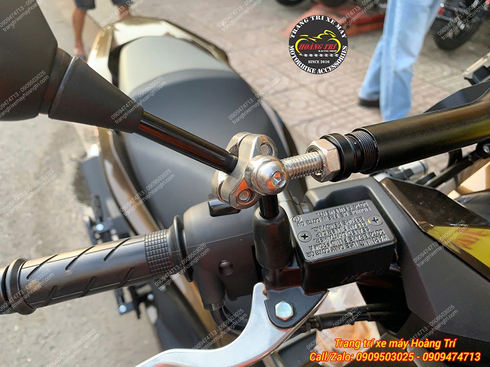 Cận cảnh vị trí liên kết thanh ngang ghi đông PCX 160 với chân kính hậu nguyên bản