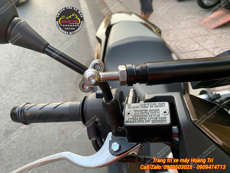 Thanh ngang ghi đông PCX 160 được cố định chắc chắn tại chân kính bằng bộ pát kim loại