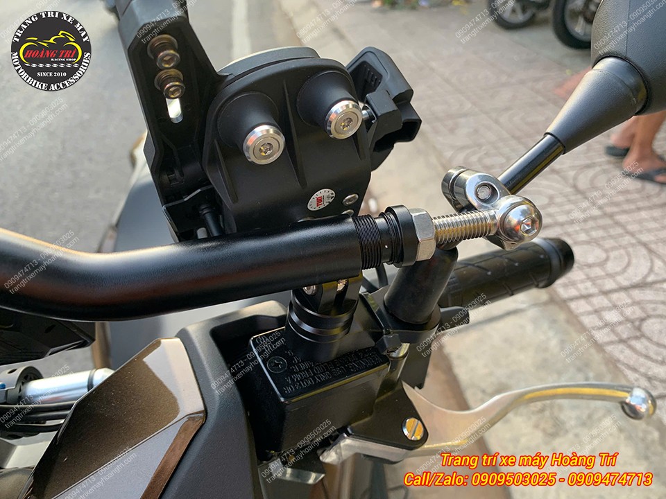Lắp gọn gàng không ảnh hưởng đến cụm tay lái trê xe PCX 160 và có thể trang bị thêm giá đỡ