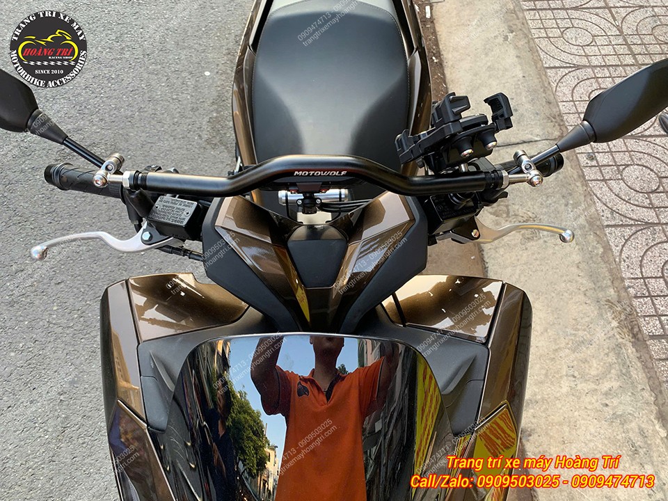 Nhìn từ trên, thanh ngang ghi đông PCX 160 bố trí cân đối giữa hai bên kính hậu