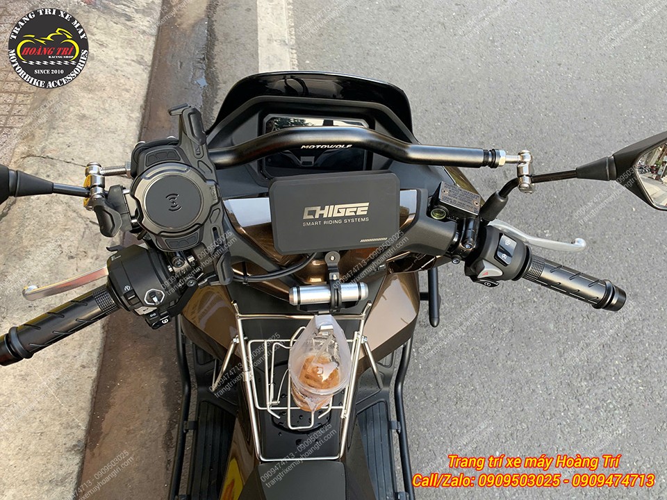 PCX 160 hoàn thiện thanh ngang ghi đông, hỗ trợ bố trí màn hình chỉ đường gọn gàng