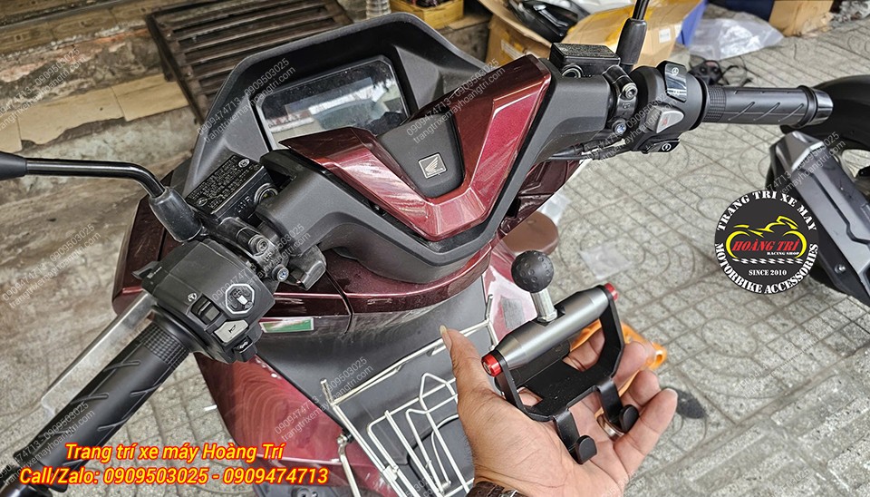 Trên tay thanh ngang GPS PCX 160 tích hợp móc treo đồ với thiết kế nhỏ gọn