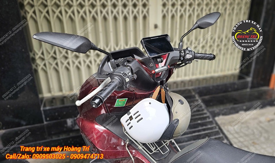 Móc treo tích hợp trên thanh ngang PCX 160 giúp treo nón bảo hiểm thêm tiện lợi
