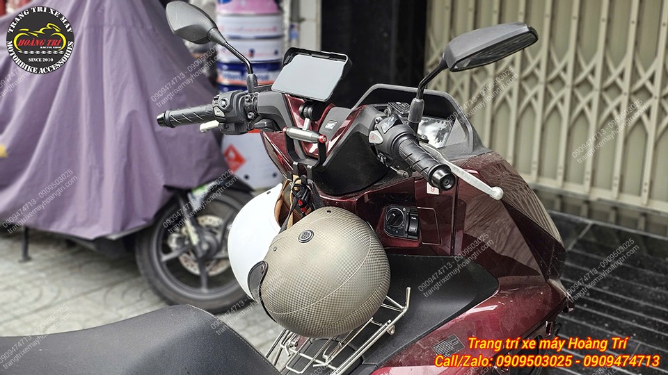 Thanh ngang GPS PCX 160 vừa giữ màn hình chỉ đường vừa hỗ trợ treo hai nón bảo hiểm