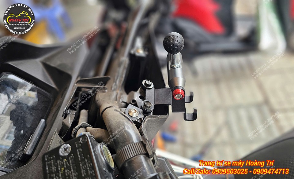 Cận cảnh thanh ngang GPS PCX 160 sau lắp đặt chắc chắn ngay khu vực trung tâm