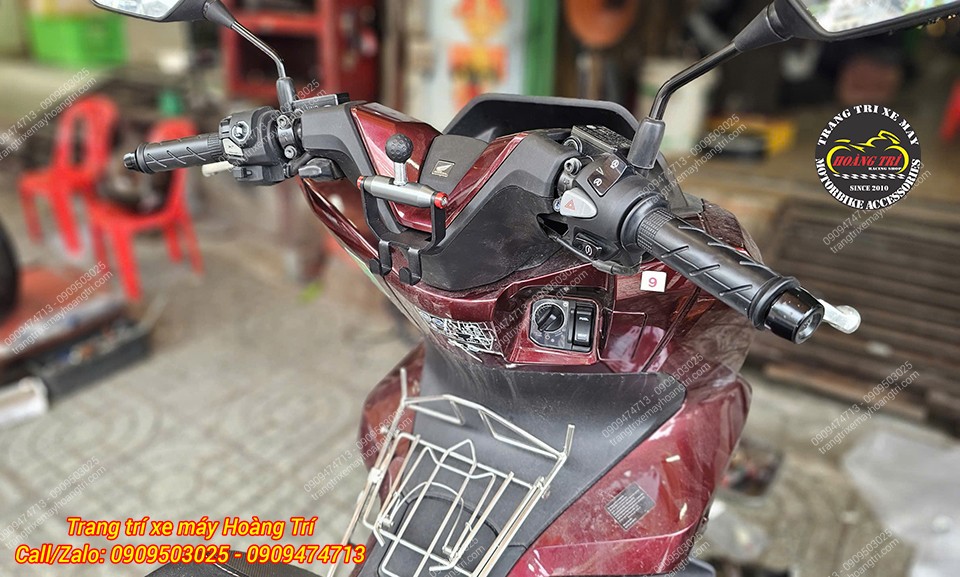 Góc nghiêng cho thấy thanh ngang GPS PCX 160 lắp gọn, không chiếm nhiều không gian