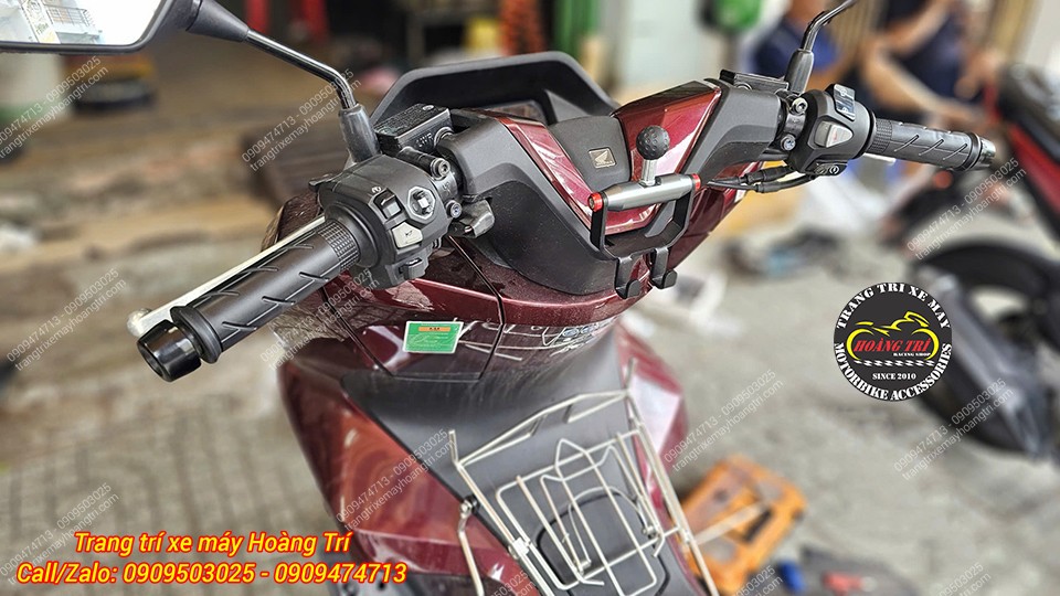 Tổng thể khu vực tay lái PCX 160 gọn gàng hơn với thanh ngang GPS đa năng