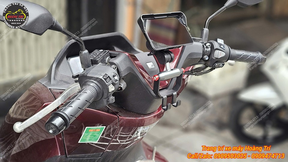 Góc bên cho thấy màn hình được giữ chắc trên thanh ngang GPS của PCX 160