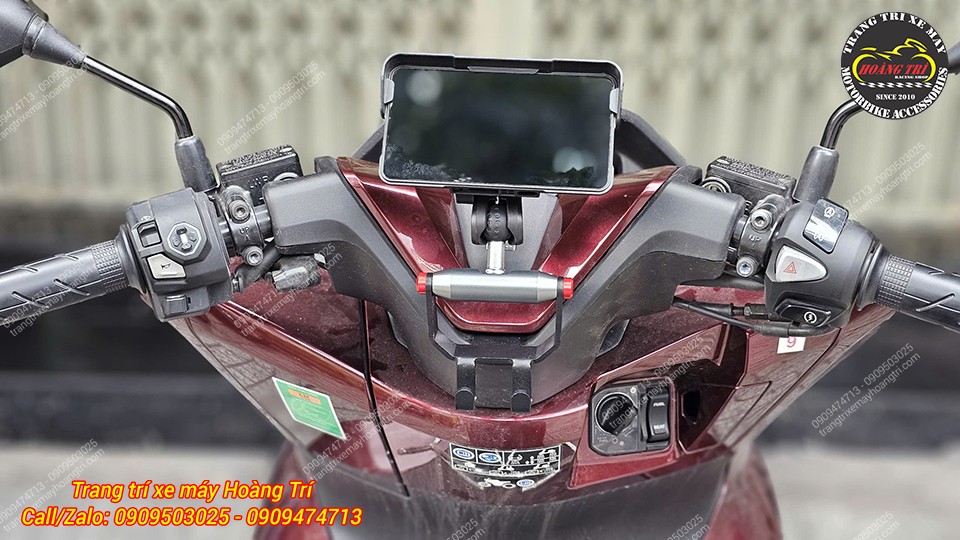Màn hình chỉ đường xe máy nằm ngay trung tâm tay lái PCX 160 tiện theo dõi thông tin
