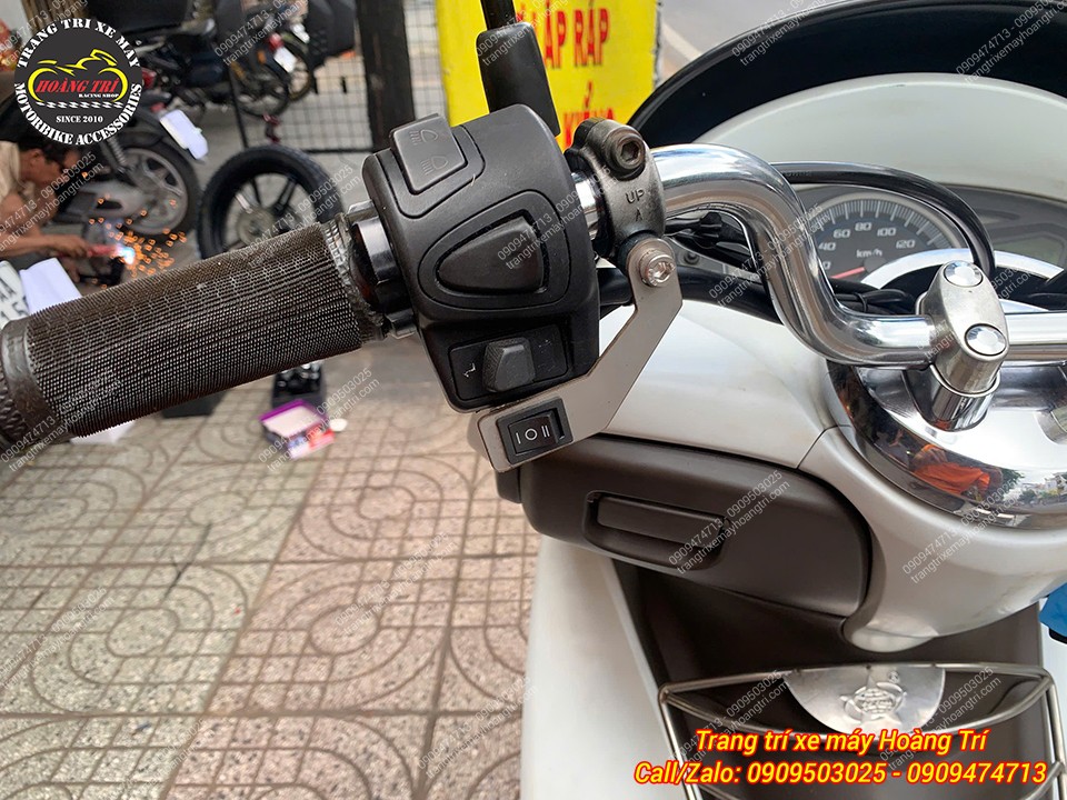 Công tắc đèn trợ sáng được bố trí dưới cùm tay lái bên trái PCX 125/150, thuận tiện bật tắt