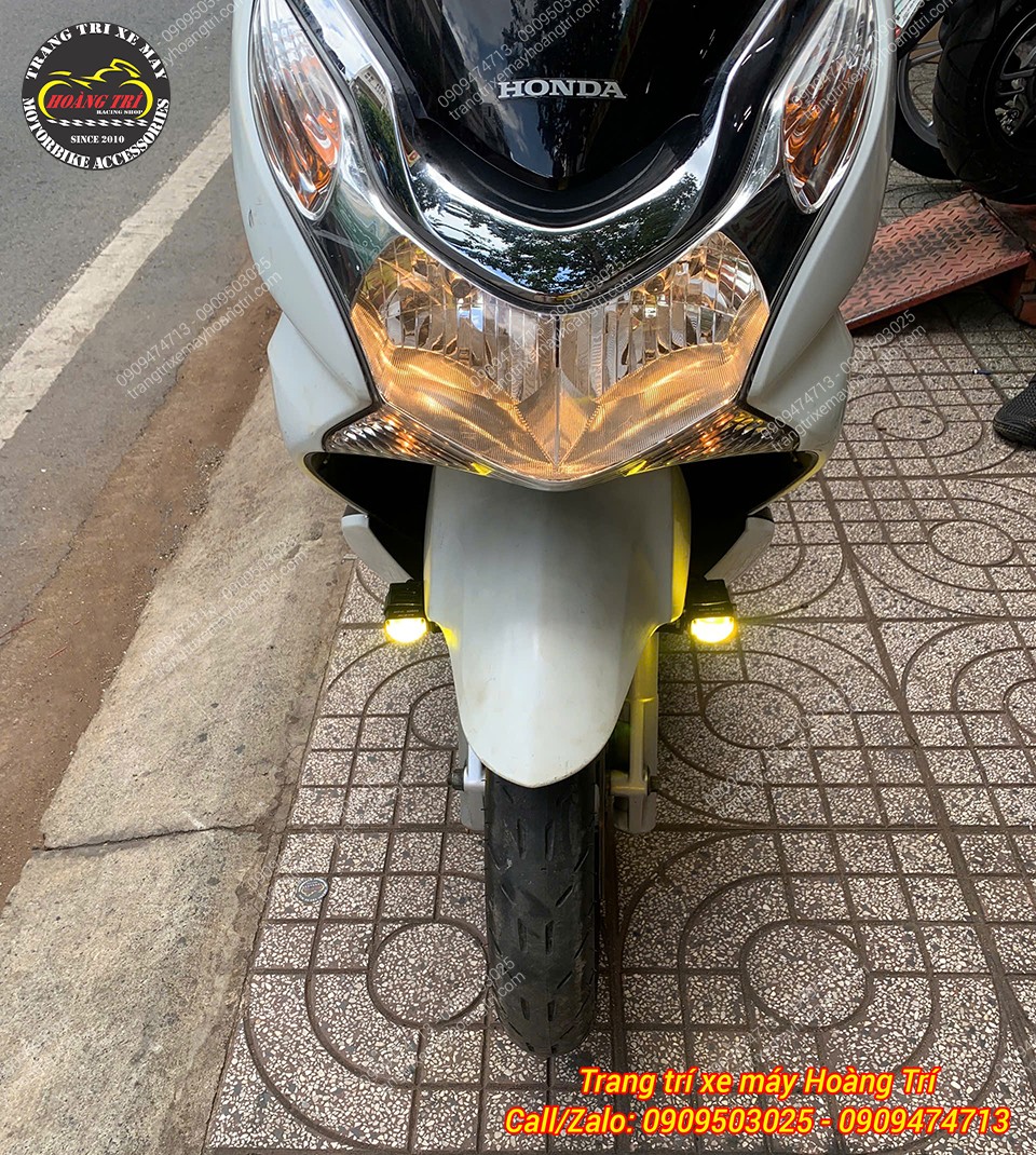 Hai đèn trợ sáng ánh vàng bố trí đối xứng giúp phần đầu PCX 125/150 thêm nổi bật