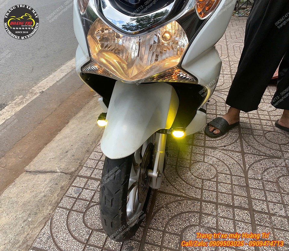 Ngoài ra, anh em cũng có thể lắp bên dưới đèn pha PCX 125/150 để trông gọn hơn nữa