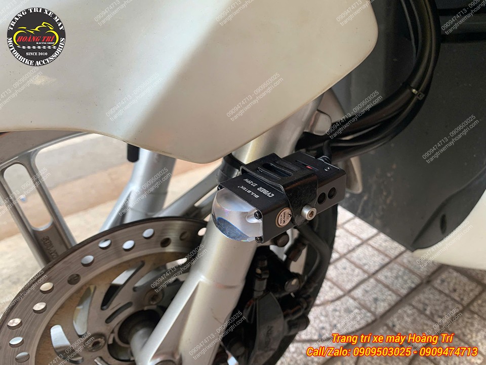 Cận cảnh đèn trợ sáng Bulbteck Cyber 1 lắp sát phuộc trước PCX 125/150, gọn gàng và chắc chắn