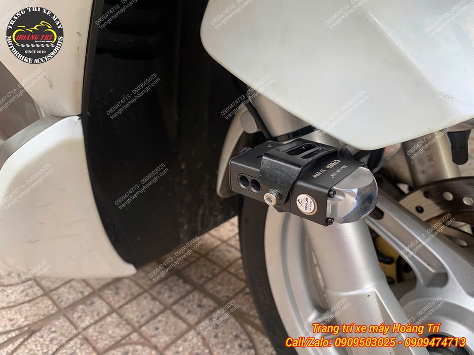 Anh khách lắp tại cạnh phuộc trước của xe - Kiểu dạng nhỏ gọn và hỗ trợ ánh sáng vượt trội