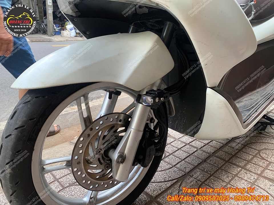 Toàn cảnh bánh trước PCX 125/150 sau khi lắp đèn trợ sáng gọn bên phuộc xe