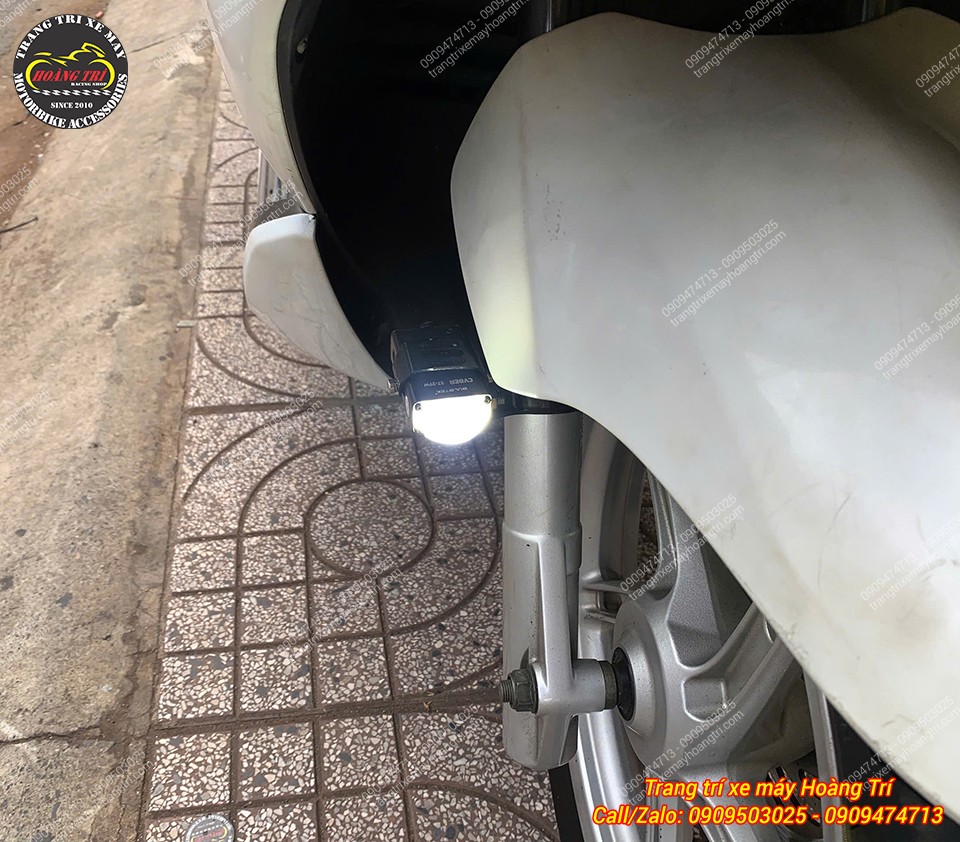 Góc trên cho thấy đèn trợ sáng trắng được lắp thấp, không ảnh hưởng đến người đối diện
