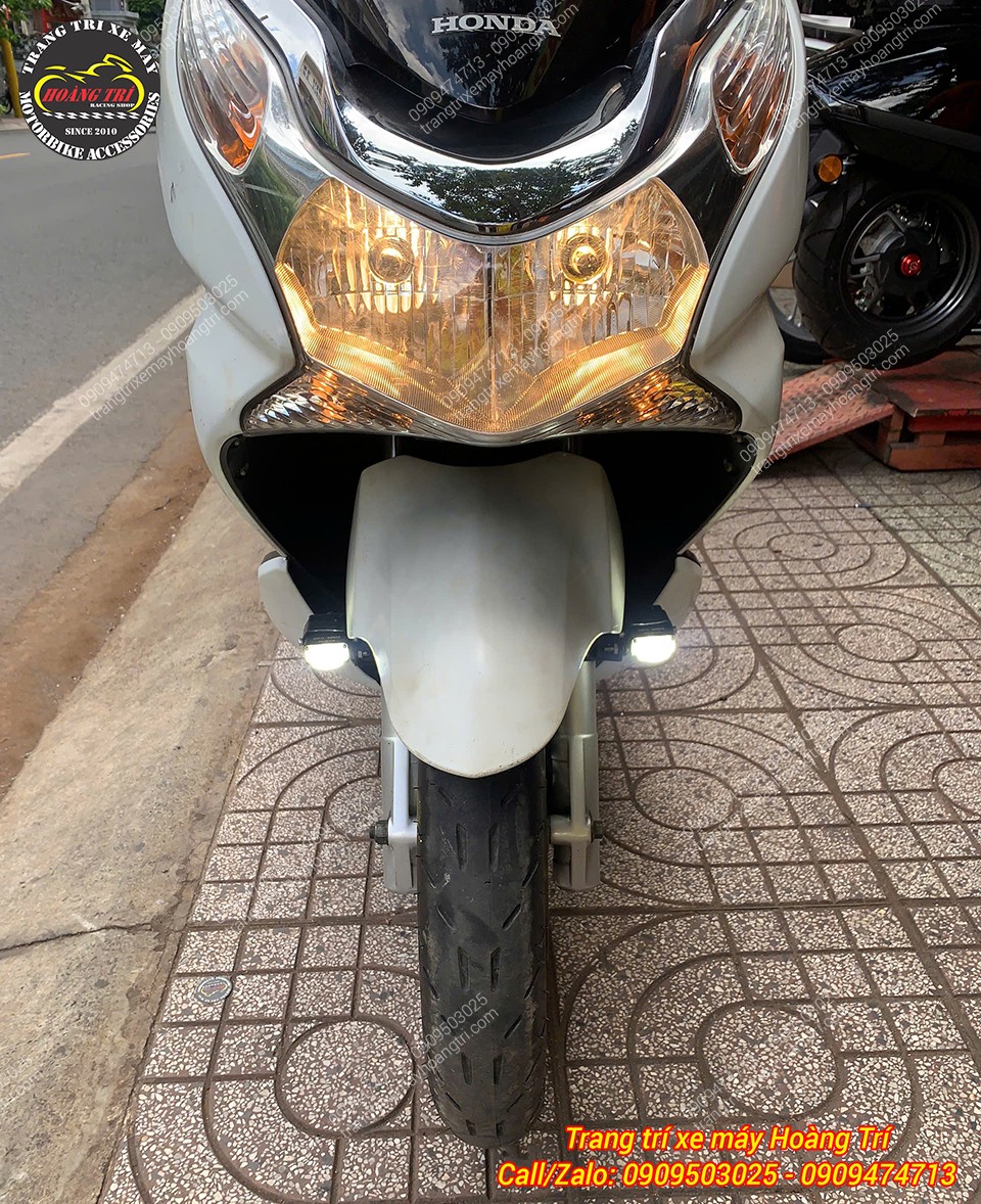 Trực diện PCX 125/150 nổi bật cặp đèn trợ sáng trắng bố trí cân đối hai bên phuộc