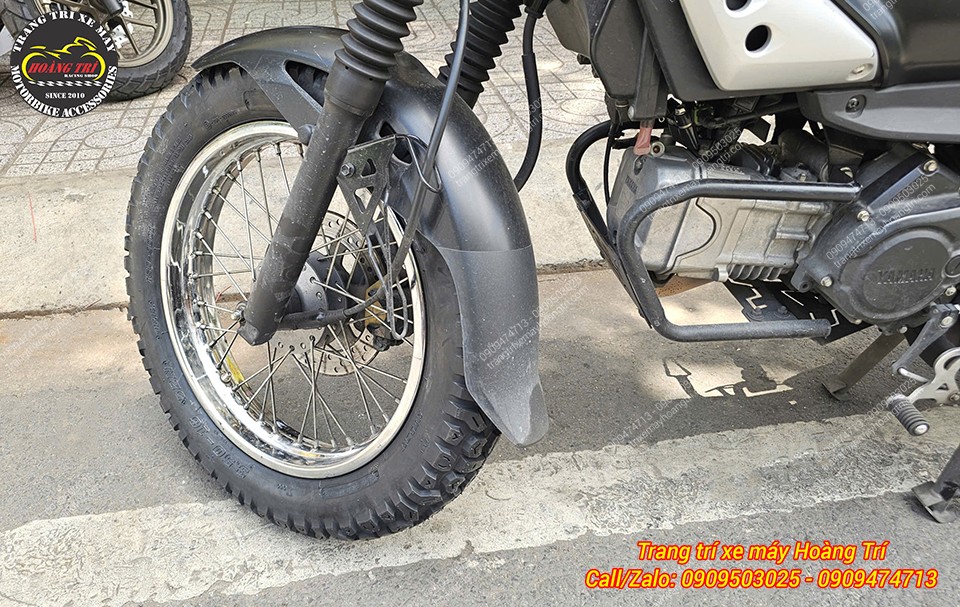 Góc bên trái cho thấy vỏ Kenda lắp cân đối cùng bánh căm nguyên bản của PG-1