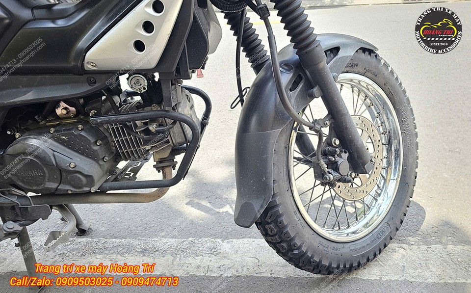 Quan sát phía bên phải, bánh trước PG-1 nổi bật với vỏ Kenda và hệ thống phanh đĩa