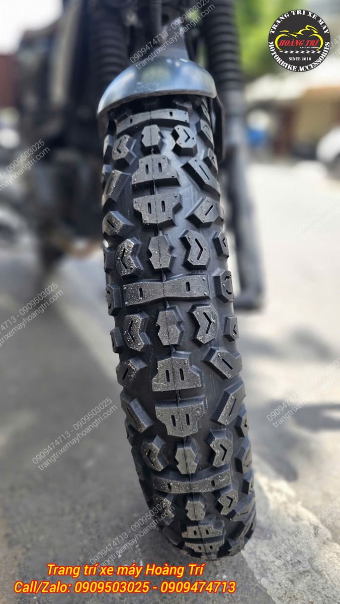 Nhìn trực diện bánh trước PG-1 sau khi thay vỏ Kenda, nổi bật các rãnh gai sâu