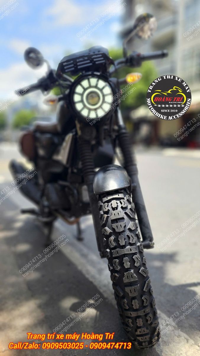 Góc chụp chính diện làm nổi bật bộ gai Kenda trên bánh trước Yamaha PG-1