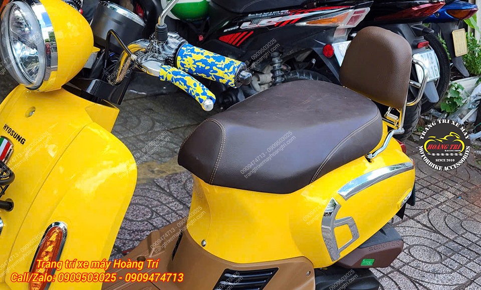 Baga sau Hyosung kiểu Vespa tích hợp tựa lưng bọc nệm, tạo điểm tựa thoải mái cho người ngồi