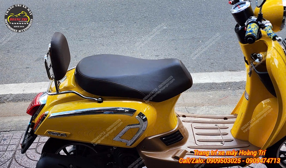 Góc ngang cho thấy baga sau Hyosung kiểu Vespa ôm sát thân xe, hài hòa cùng yên nâu