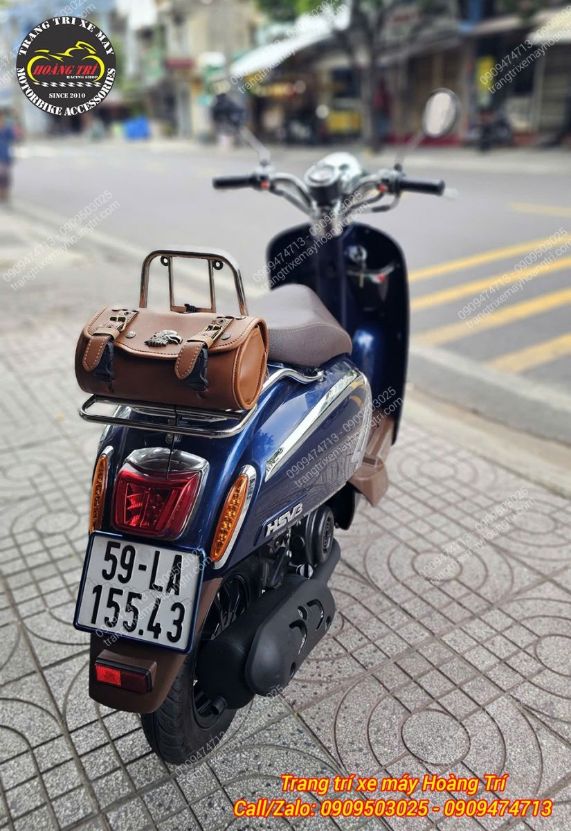 Góc nghiêng phía sau HSV3 nổi bật túi da nâu được bố trí vừa vặn trên baga inox