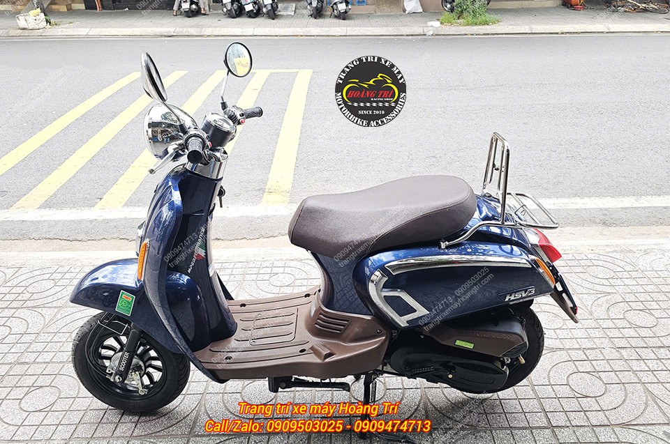 Baga sau inox nổi bật trên HSV3 màu xanh, giữ tổng thể xe thanh lịch và hài hòa