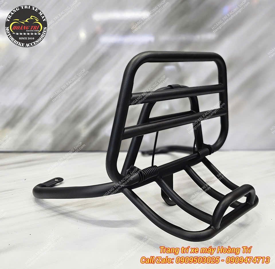 Cận cảnh baga sau Victoria 50cc thiết kế khung sắt sơn đen, tích hợp tựa lưng tiện dụng