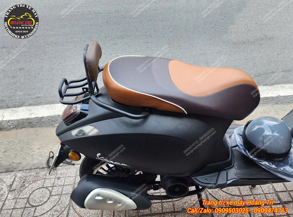 Baga sau Victoria 50cc lắp ôm gọn phần đuôi xe, hài hòa cùng yên hai tông màu