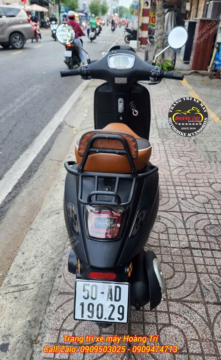 Góc nhìn phía sau cho thấy baga Victoria 50cc vừa tựa lưng vừa có thể chở thêm túi đồ phía sau