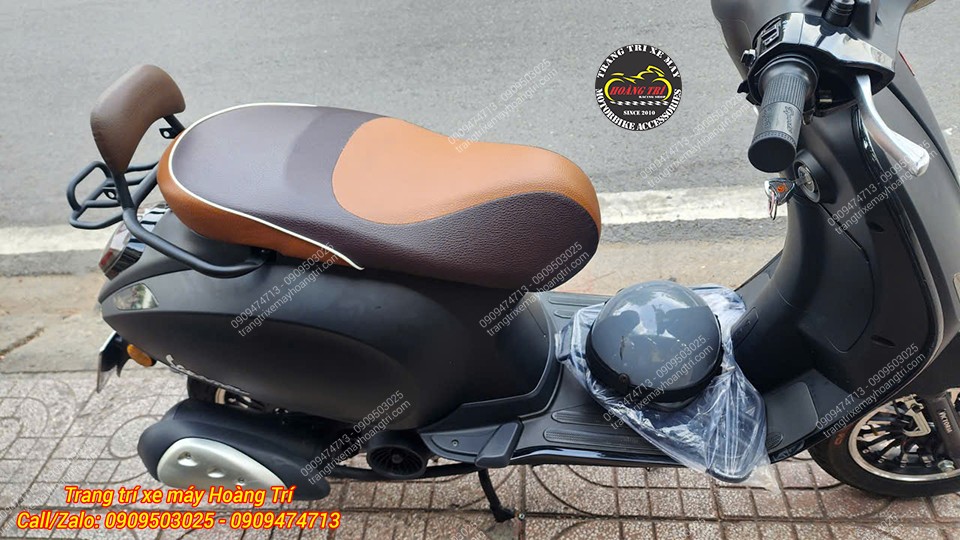 Góc nghiêng Victoria 50cc nổi bật baga sau màu đen đồng bộ với tổng thể thân xe