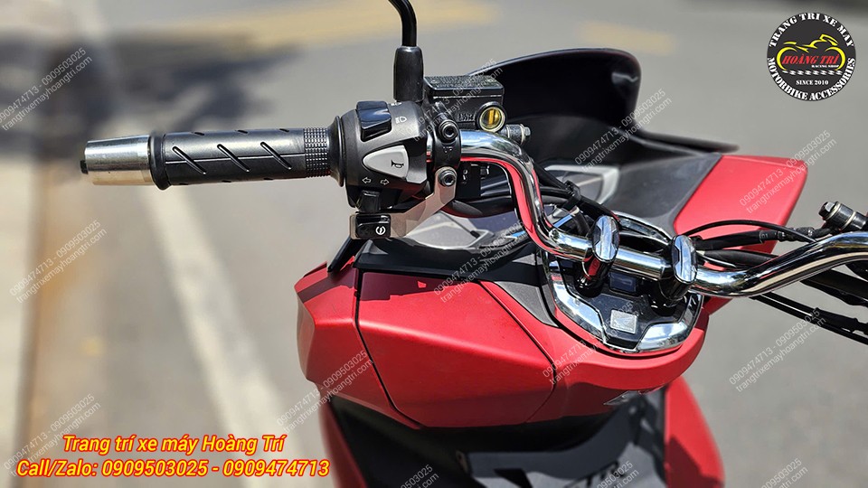 Cận cảnh ghi đông PCX 2024 trang bị công tắc điều khiển đèn trợ sáng Bulbtek Cyber 1 tiện lợi