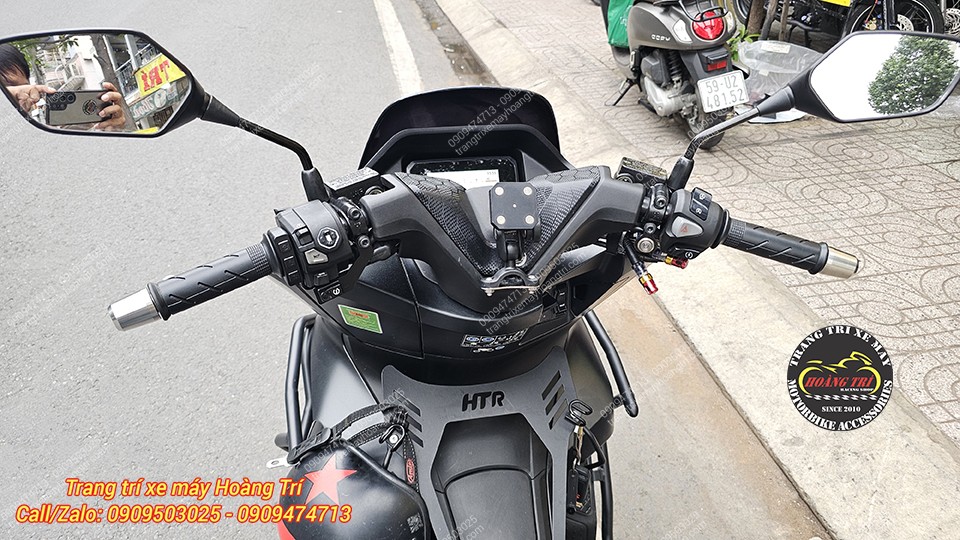 Góc nhìn người lái PCX 2026 với công tắc gọn gàng, tắt mở đèn trợ sáng Bulbtek Cyber 1 nhanh chóng