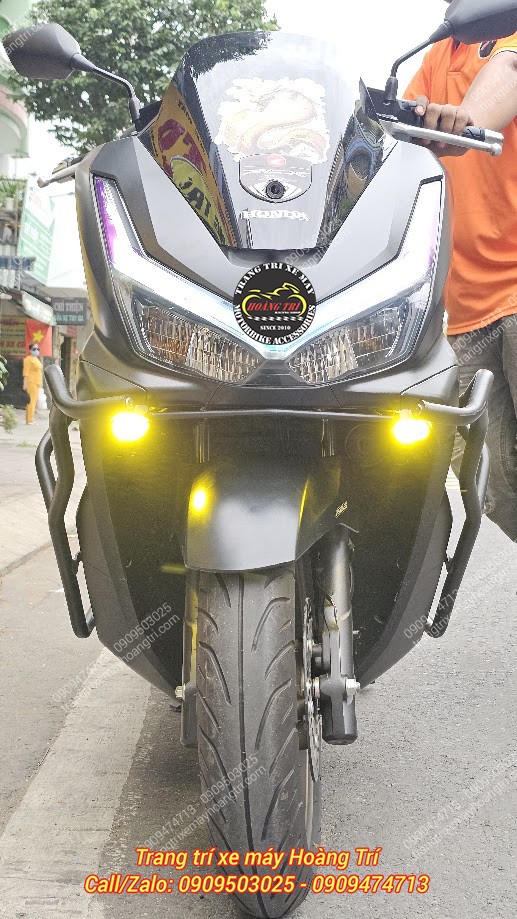 Trực diện Honda PCX 2026 nổi bật Bulbtek Cyber 1 ánh sáng vàng, tăng điểm nhấn đầu xe