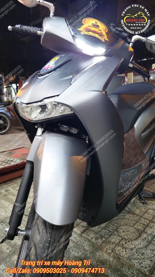 Góc nghiêng Honda SH 2026 cho thấy Bulbtek Cyber 1 lắp kín đáo, hài hòa với tổng thể xe