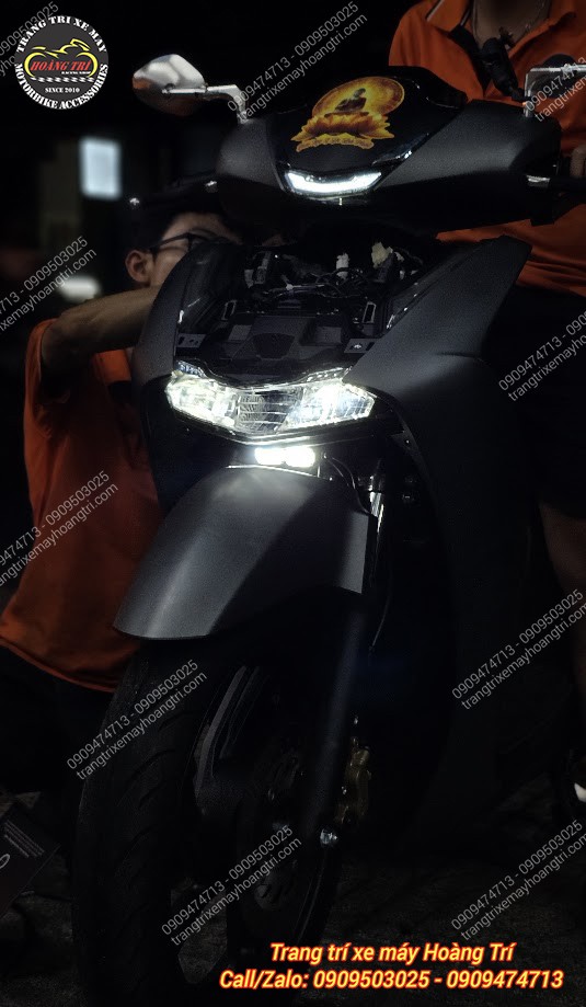 Nhân viên đang hoàn thiện những bước cuối cùng lắp đèn trợ sáng Bulbtek Cyber 1 cho Honda SH 2026