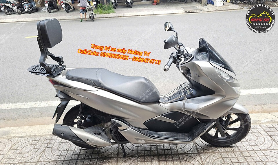 Nhìn ngang PCX 150 cho thấy tựa lưng MTM bố trí cao, tựa lưng êm ái cho người ngồi sau