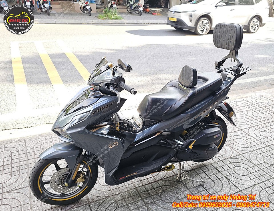 Anh khách cũng trang bị yên 2 tầng tăng sự thoải mái lên x2 cho cả người trước và người sau