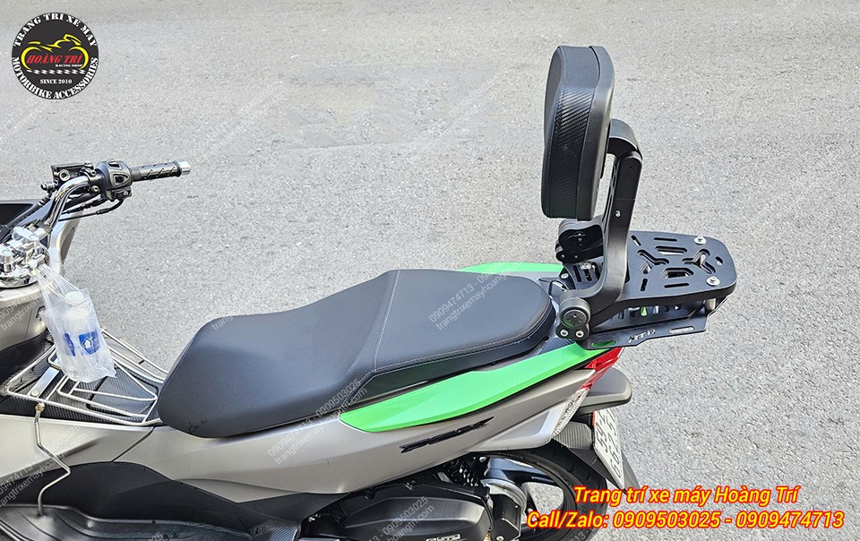 Góc ngang PCX 2014 cho thấy tựa lưng MTM và baga sau bố trí cân đối