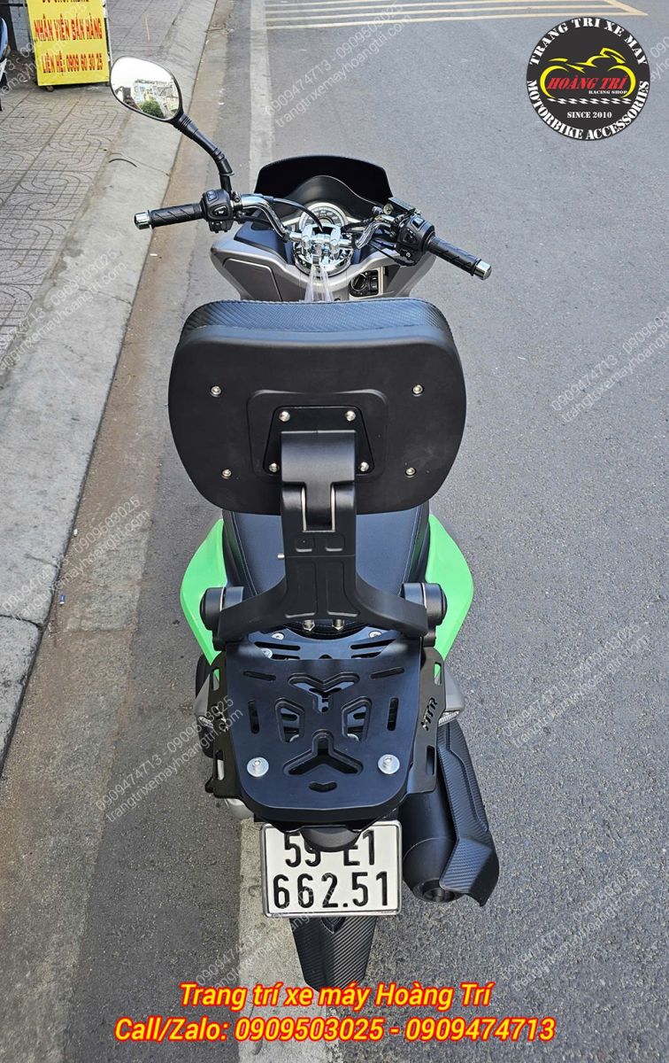 Nhìn từ trên, bộ tựa lưng MTM và baga sau PCX 2014 trông gọn gàng và tiện ích