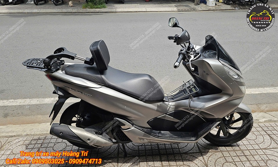 Toàn cảnh PCX 150 sau trang bị tựa lưng MTM, giữ kiểu dáng xe hài hòa