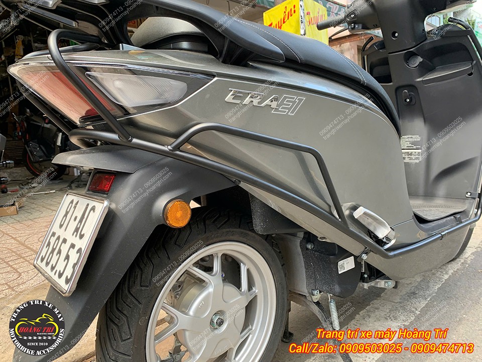 Cận cảnh khung bảo vệ bên hông Datbike Era với đường ống uốn cong tạo thành viền đẹp mắt