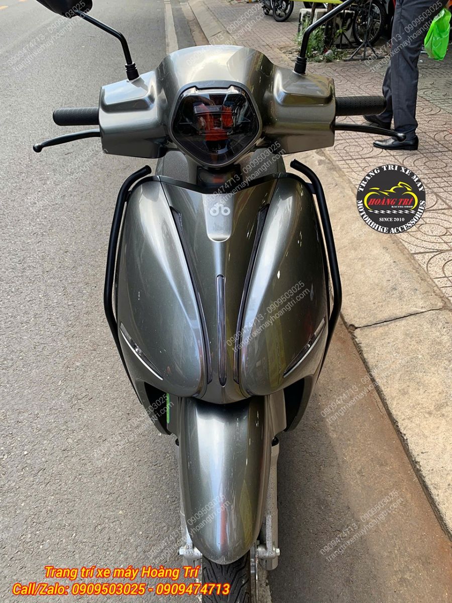 Nhìn trực diện, khung bảo vệ Datbike Era chạy dọc hai bên tạo dáng xe thêm mạnh mẽ