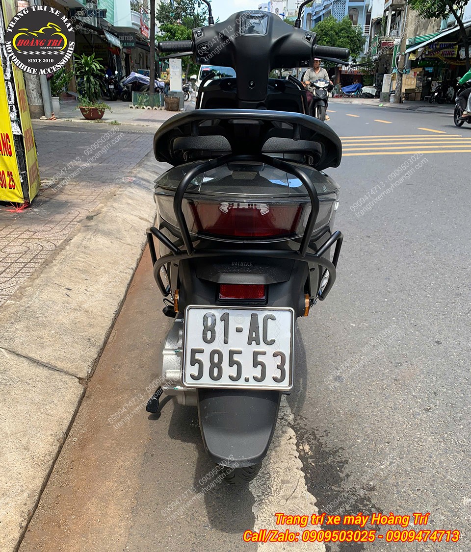 Phía sau Datbike Era nổi bật khung bảo vệ bao quanh đuôi xe và kéo dài sang hai bên