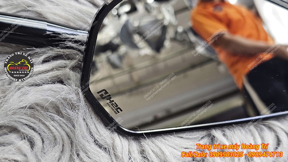 Cận cảnh mặt kính hậu kiểu H2C E4 với logo thương hiệu nổi bật ở góc dưới sản phẩm